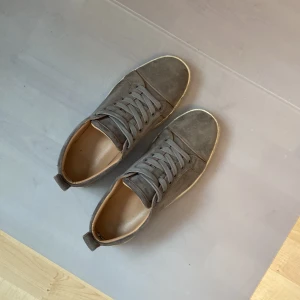 Loubs  - Säljer nu mina loubs då jag är sugen på annat! Medföljer Louboutin box med tillbehör🙌🏼 Skorna är storlek 42 men passar även dig som bär 43! Tveka inte att höra av er Mvh Gustav✅