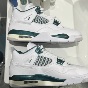 Nike Air Jordan 4 Retro Oxidized Green - Säljer ett par Nike Air Jordan 4 Retro Oxidized Green . Skorna är aldrig använda,  snörning och den ikoniska Jumpman-loggan på häl och plös. Perfekta sneakers för dig som vill sticka ut med stilrena färger. Perfekta till sommaren,tveka inte att höra av dig vid minsta fråga 