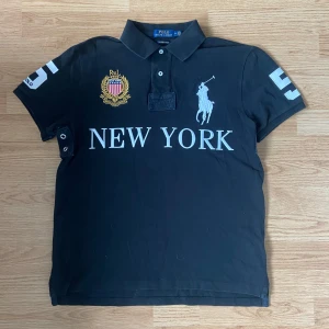 Ralph Lauren New York Pike - !skicka bud för snabb affär! Asfet Ralph lauren New York pike, storlek M i prima skick. Äkta såklart. Skriv om ni undrar någonting 📲