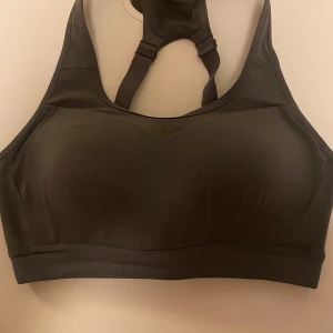 Sport-bh  - Köpt på Vinted, aldrig använd av mig då den var för liten. Mycket fint skick! Skriv för fler bilder eller funderingar🌸