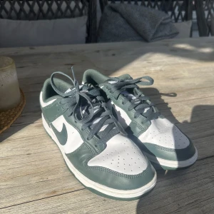Nike Dunk sneakers i grön och vitt - Säljer mina Nike dunk då jag vill ha annat. Dem är använda endas ca 3-4 gånger 
