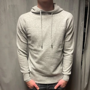 Kashmir/Merino hoodie - En ljusgrå Kashmir/Merino hoodie i storlek S! Modellen är 177cm lång! Endast testad, därför grymt skick på hoodien! Hör av dig vid frågor!🌟