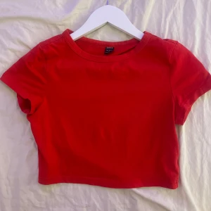Röd croppad t-shirt från SHEIN - En enkel och stilren röd croppad t-shirt från SHEIN! Säljer pga ingen användning.