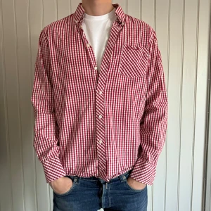 Skjorta  - En riktig schysst Ben Sherman skjorta, de som vet de vet😉Storlek L men passar mer S/M. Skick 9,5/10 ingen tydlig deffekt. Hör gärna av er vid eventuella frågor!🤗