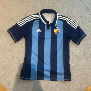 Adidas Djurgården IF 12/13 Matchtröja - Tja! Säljer nu denna Djurgården tröja från 12/13 i storlek M! Är i bra skick enbart lite smutsig! Vid eventuella frågor eller annat är de bara att skriva !