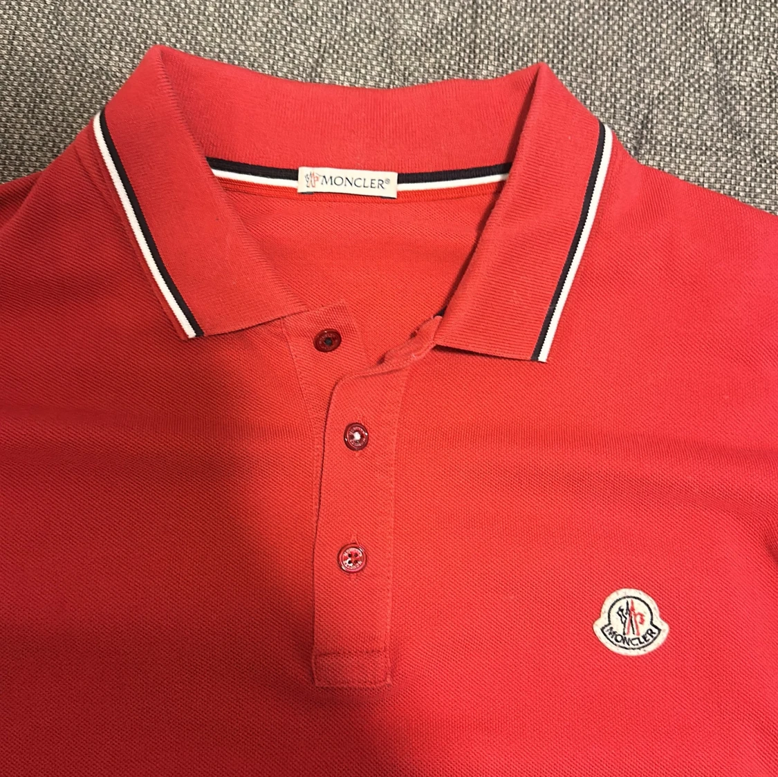 Röd långärmad pikétröja från Moncler - 1