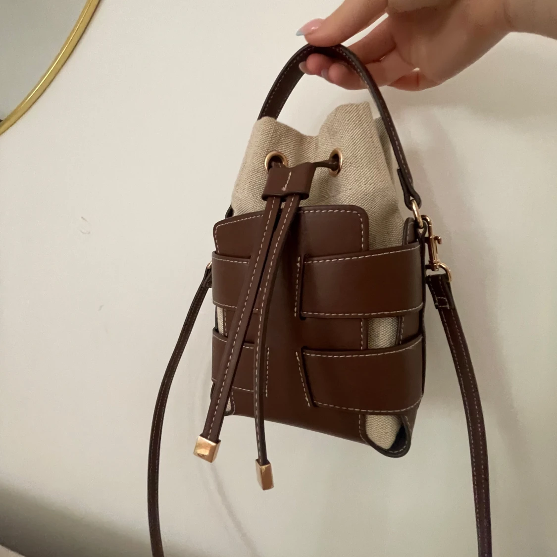 Brun / beige bucket bag med axelrem från H&M