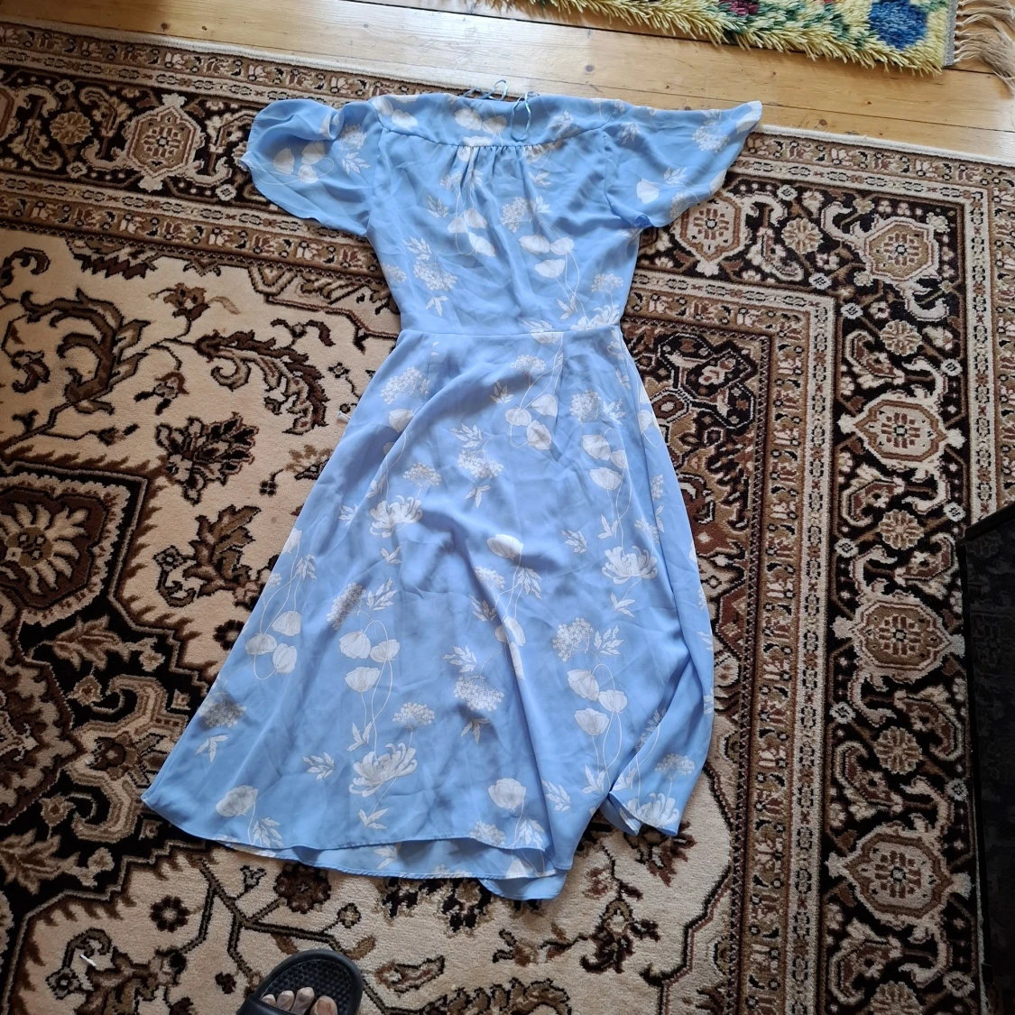 Ljusblå blommig omlottklänning - 2
