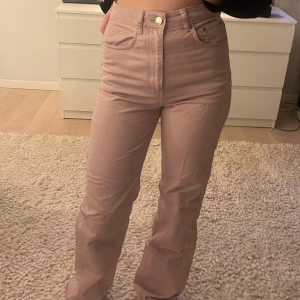 Rosa raka jeans - Snygga jeans i en ljuslila nyans med raka ben och klassisk femficksdesign. Jeansen har knapp och dragkedja framtill och är i superbra skick! Passar mig som är 165, och har Xs/s.❤️❤️❤️ kan diskutera priset!