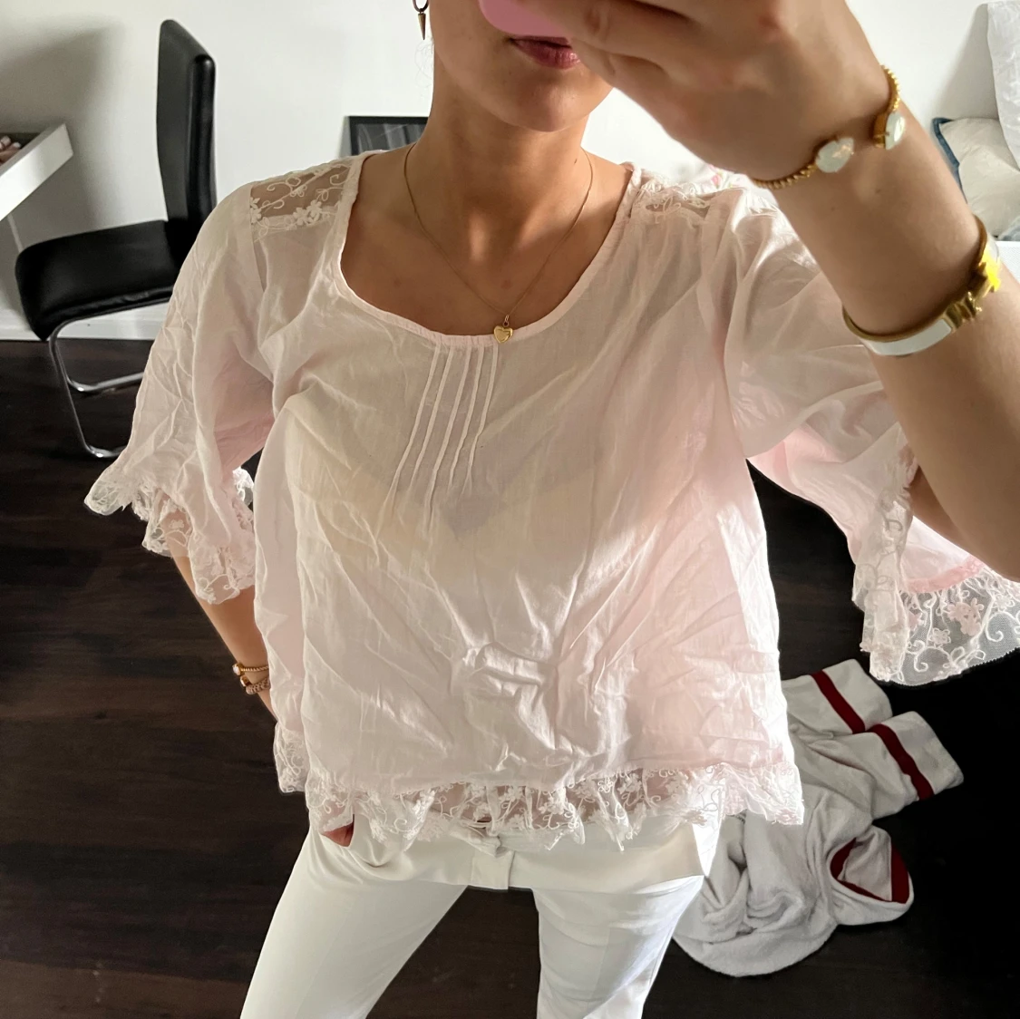 Babyrosa blus med spetsdetaljer - 3