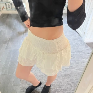 Vit volangkjol - Supersöt vit kjol med volang som även kan användas som topp😍