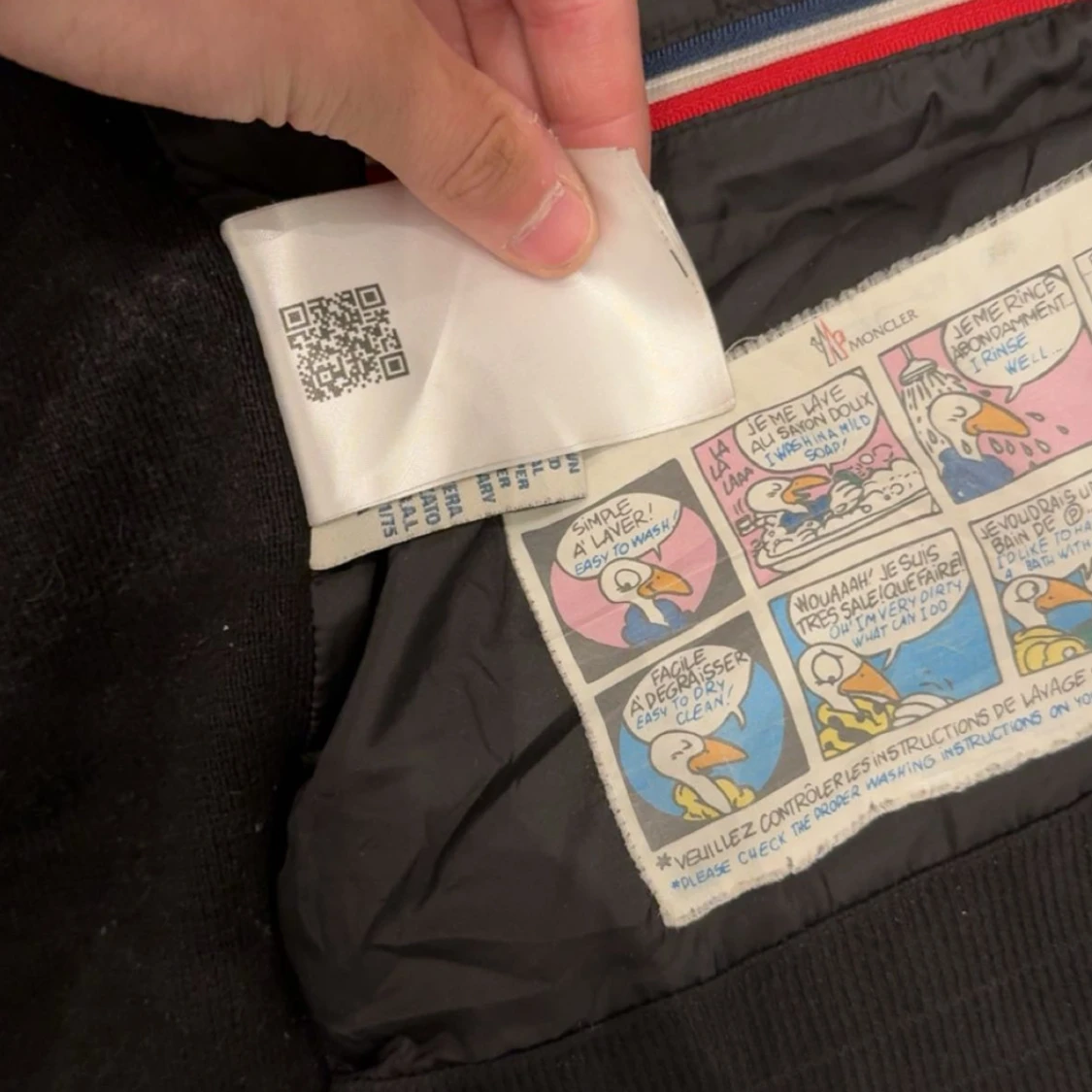 Svart pufferjacka med huva från Moncler - 2