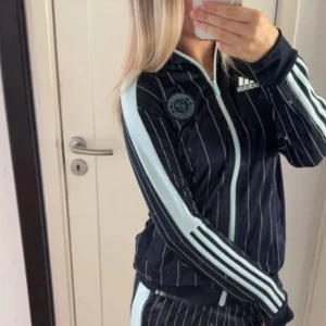 Djurgårdträningställ  - Säljer detta jätte snygga setet från djurgårsshopen i Stockholm, köpte för ungefär 1år sedan och har bara använt de 1 gång!! De är i storlek 164 men passa mig som är 164-165 lång och vanligtvis har xs-s 💗