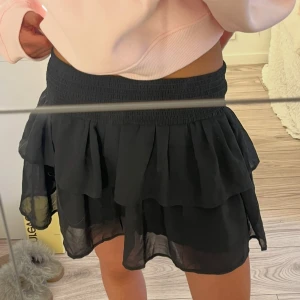 Svart kjol - Jättefin kjol som man både kan ha som topp och kjol. Säljer pågrund av att den inte kommer till användning 