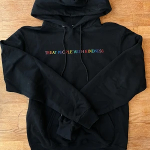 TPWK hoodie Harry Styles  - Harry Styles merch från 2021! Svart hoodie med broderad text 'TREAT PEOPLE WITH KINDNESS' i regnbågsfärger på bröstet. Storlek S :) 