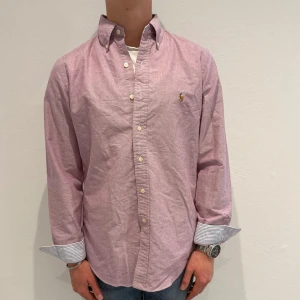 Rosa Ralph Lauren skjorta - Rosa Ralph lauren skjorta || Storlek S|| Skjortan är i mycket bra skick || Mitt pris 599kr || modellen på bilden är 170cm och väger 63kg || Tveka inte på att höra av dig vid frågor eller funderingar 
