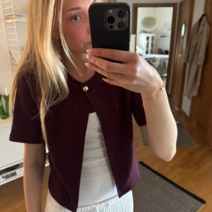 Vinröd kofta - Säljer denna superfina vinröda tröjan med guldknapp från Ginatricot. Sparsamt använd! ❤️