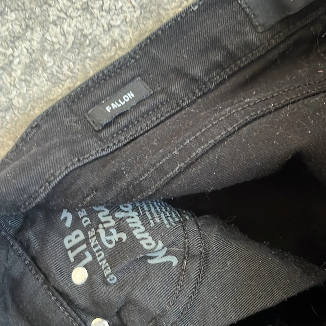 Svarta low waist jeans från LTB, modell Fallon - 3