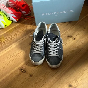 Philippe Model - Säljer nu mina Philippe Model. Strl 41. Inga synliga defekter förutom att dem är använda rätt mycket så texten börjar försvinna bak. Sen även att den är lite smutsiga.