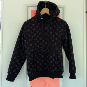 Svart hoodie Louis Vuitton - Säljer en svart hoodie från Louis Vuitton (fake) såå gosig och knappt använd. Ingen lapp men skulle säga XS/S dam. 