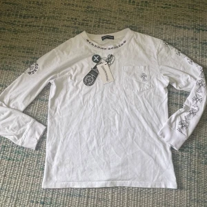 Chrome hearts longsleeve  - Vit chrome hearts longsleeve, storlek M tts, snubben jag köpte av köpte den själv från stockX, tag och kvitto finns. Hör av dig vid vidare funderingar 