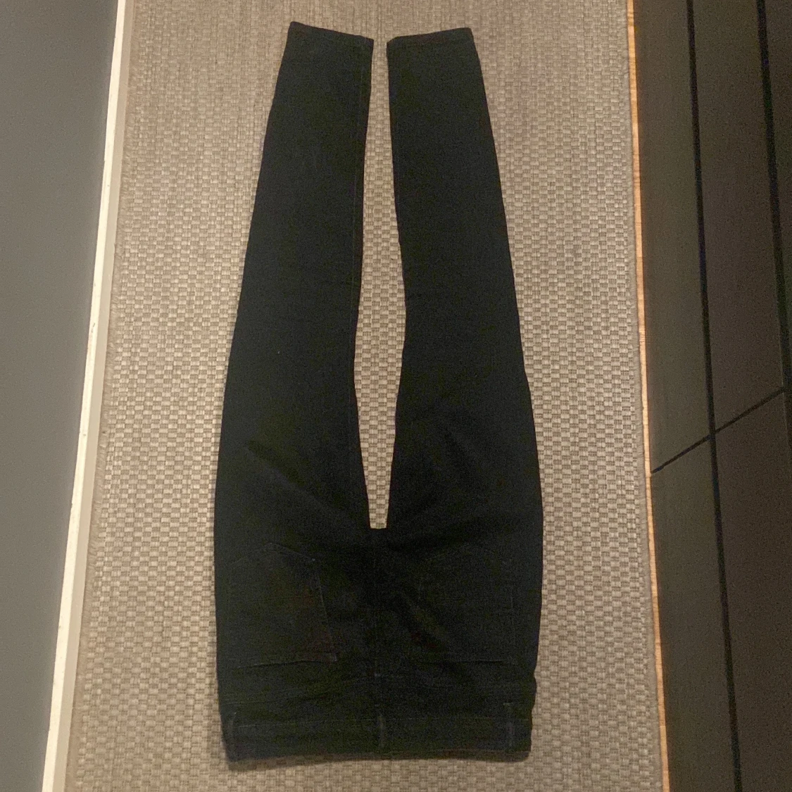 Svarta skinny jeans med slitningar och paljettdetaljer - 1