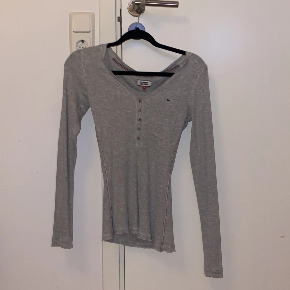 Grå långärmad topp från Tommy Jeans