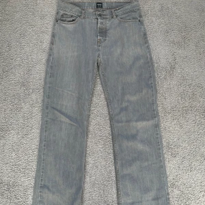 Montén jeans - Tja säljer ett par feta gråa monten jeans i storlek 30/30 då dom ej kom till användning, riktigt feta nu till sommaren, kom privat vid minsta lilla och pris går självklart att diskutera🥂🍾