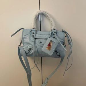 Ljusblå axelväska med spegeldetalj💖 - Jag säljer min nya, jättefina blå väska för i sommar. Jag har köpt den för 800 kr, men jag säljer den för 350 kr. Skriv till mig om du är intresserad💖💖💖