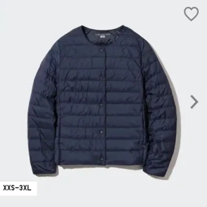 Mörkblå Uniqlo jacka - Säljer en jättefin tunn sommar jacka. Jag köpte den för 749 och den är använd 5-6 ggr, är i bra skick, men är dock tvättad en gång. Denna jackan är perfekt till sommaren💗💗Säljer för den är för liten💗
