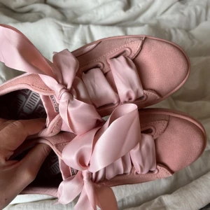 Puma Suede Heart EP Peach Beige sneakers - Säljer ett par ljusrosa Puma Suede Heart EP sneakers med breda sidenband som snörning. Skorna har en mjuk ovandel i mocka och en klassisk rund tå. Extra band i tyg medföljer. Perfekta för dig som gillar en söt och unik stil🩷🩷nypris ca 1200