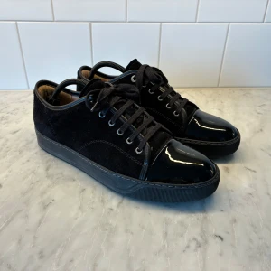 Lanvin skor helsvarta - 10/10 skick, helt nya. Endast testade. Riktigt fina. Inga tillbehör medföljer.