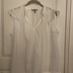 Vit ärmlös blus med volangdetaljer - jag har bara testat tröjan men prislappen är inte kvar❣️