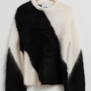 Mohair tröja - Säljer en supermjuk och fluffig tröja från other stories i svart och vitt. Tröjan har ett coolt diagonalt mönster och långa ärmar. 