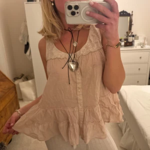 Volangtopp blus - Linne med volanger och spetsdetaljer!! Så så fint till sommaren🩷🩷