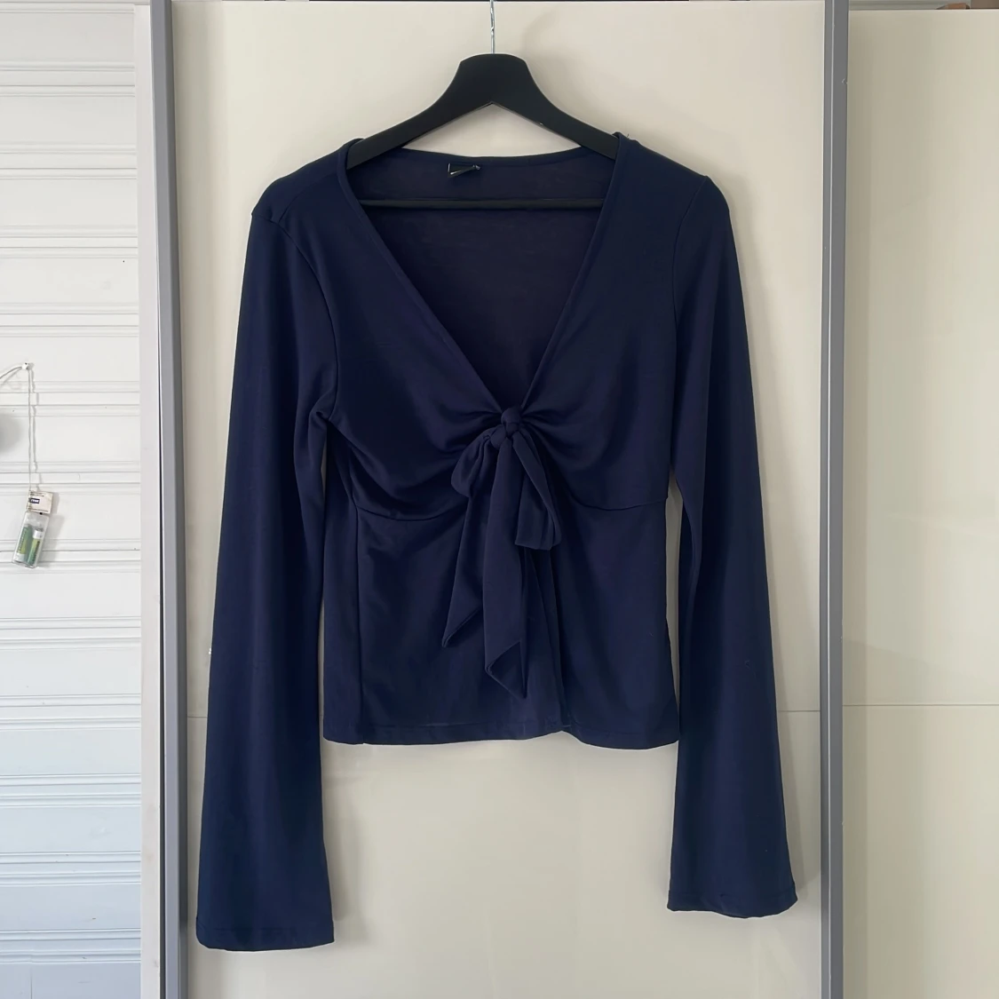 Mörkblå långärmad topp med knyt