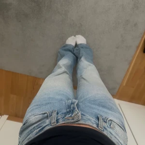 Zara jeans  - Supersnygga jeans från Zara ❣️ De är lite slitna i slutet av benen men det är inget som syns! Storlek 38 men passar mig som har 36! Skriv för fler bilder 💕