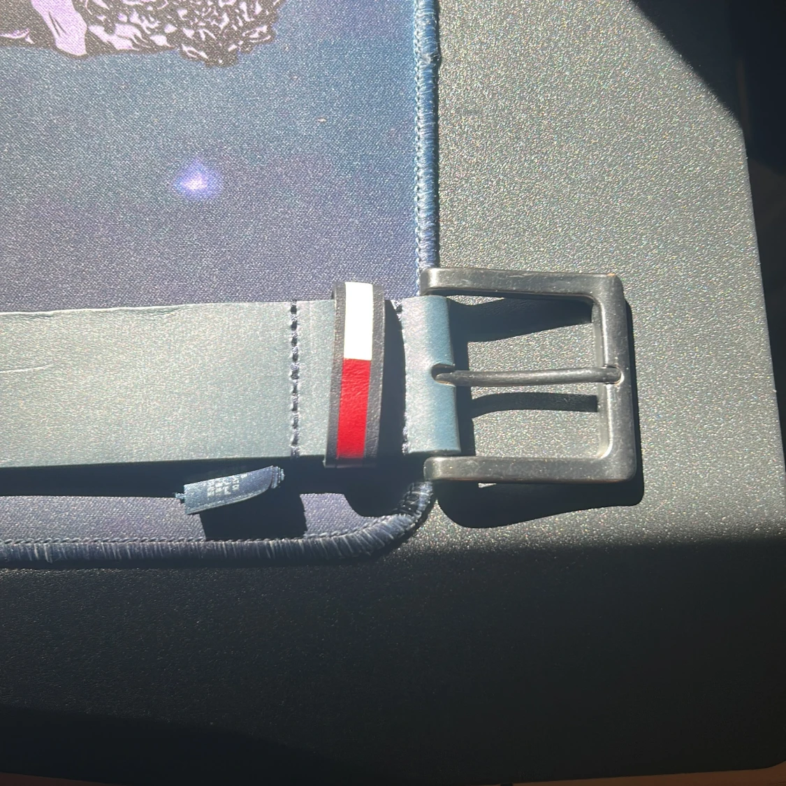 Mörkblått skärp från Tommy Hilfiger