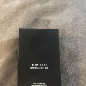 Tom Ford Ombré Leather Eau de Parfum 100ml - Tom Ford Ombré Leather Eau de Parfum i en stilren, mattsvart flaska på 100 ml. Doften är djup och läderinspirerad, perfekt för dig som gillar exklusiva och unika parfymer. Kommer i originalförpackning.