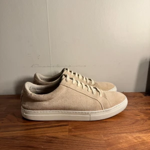 Vagabond mocka skor - Säljer ett par snygga beige vagabond sneakers i mocka, original pris runt 1400kr. Skorna är i bra skick och perfekta nu till sommaren.