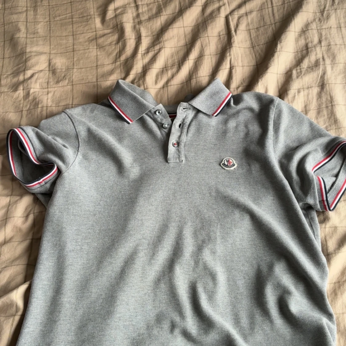 Grå pikétröja från Moncler