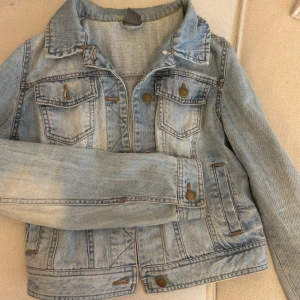 Jeansjacka från Vero Moda - Säljer min jeansjacka från vero moda! Orginalpris: 499,95kr