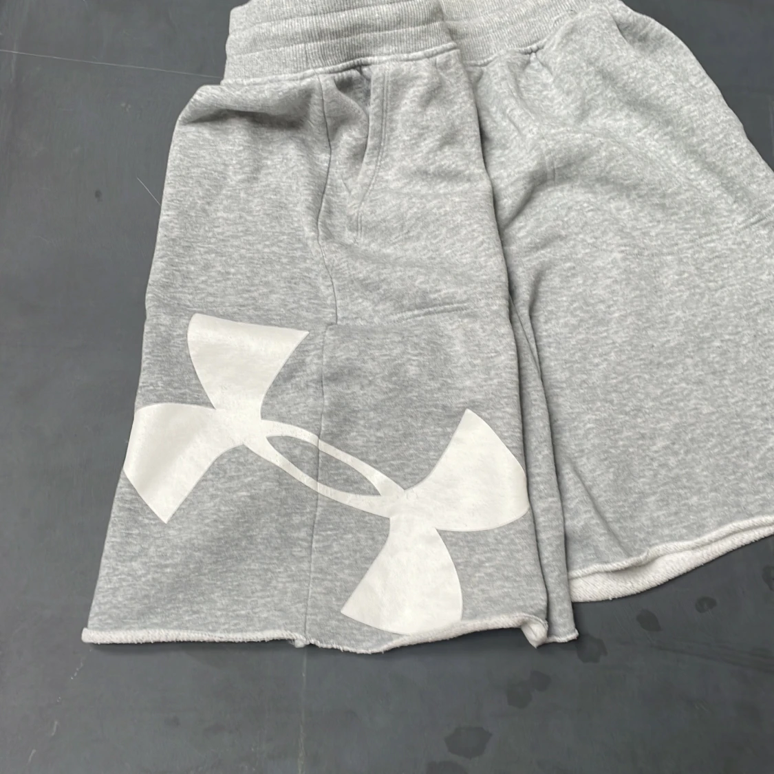 Grå shorts från Under Armour - 1