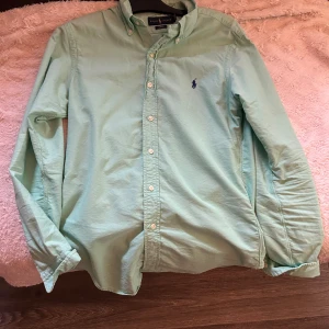 Ralp Lauren skjorta  - Tja! Säljer en skjorta från ”Ralp lauren” i ett super super bra skick och ett super super bra pris 499kr! Kan gå ner vid snabb affär! Hör av er om ni skulle ha några funderingar!