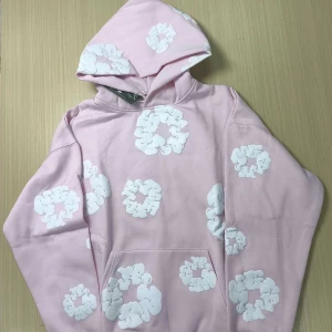 Rosa hoodie från 4SARS med vita blommor - Säljer en ljusrosa hoodie från Denim helt ny har inte använt den alls lappen är på 