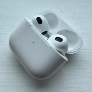 Vit hörlurar  - Bra ljud och bra mikrofon, som nya bara en liten skada på baksidan annars är de som nya. Riktigt bra.  (AirPods gen 3)