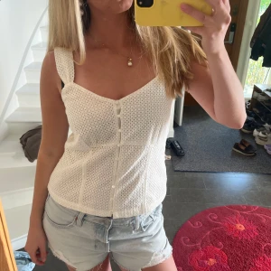 Vit  blus med knappar - Sååå sött vitt linne som är perfekt till sommaren!☺️ anvönd gärna köp nu
