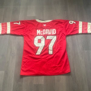 Hockeytröja Kanada Conor McDavid 4 Nations cup  - Hockeytröja Kanada Conor McDavid 4 Nations cup endast testad! Köpt ifrån nätet på hemsida är utav märket Fanatics Storlek 52 vilket motsvarar Large i Sverige bara att skriva vid frågor 