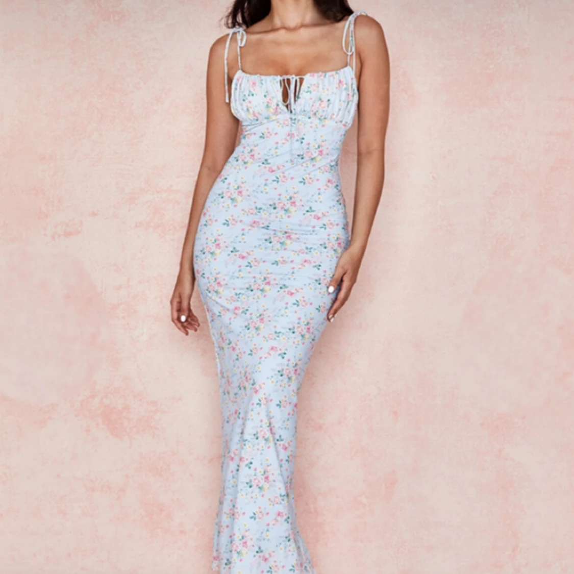 Ljusblå blommig långklänning med smala axelband - 1