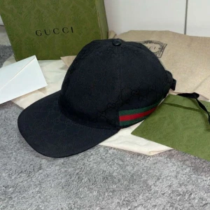 Gucci keps  - Fräsch Gucci keps till salu. Väldigt fin till sommaren, inga konstigheter med kepsen. Storlek L, sitter som M. Pris  2100kr kan gå ner vid snabb aff... Visa mer